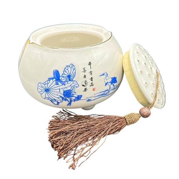Chinese Ceramic Tea Caddy with Blue Crane Design Airtight Lid with Tassel - Picture 3 of 15